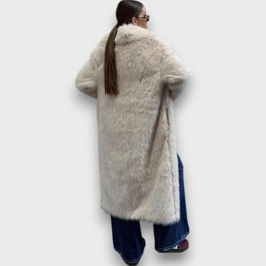 Liviane – Długi płaszcz z syntetycznego futra o couture flair - Image 3