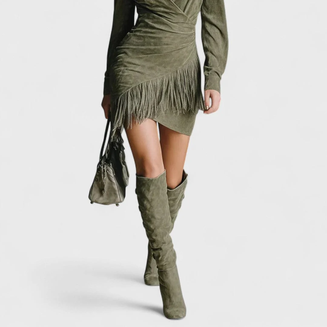 Rhea - Elegancka sukienka z zamszu z frędzlami - Image 3