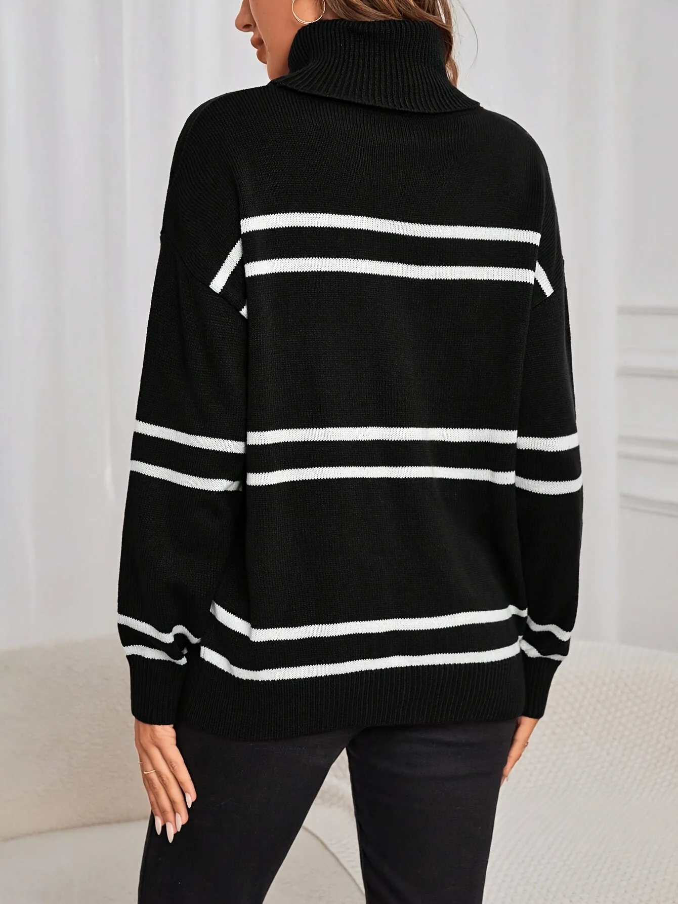 Thea – Sweter z Wysokim Kołnierzem w Paski - Image 5