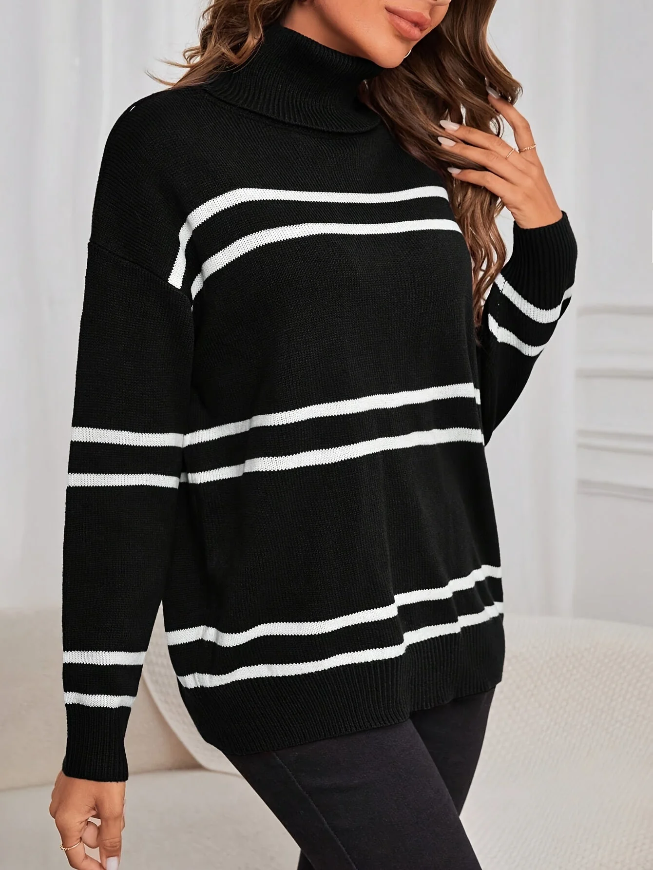 Thea – Sweter z Wysokim Kołnierzem w Paski - Image 6