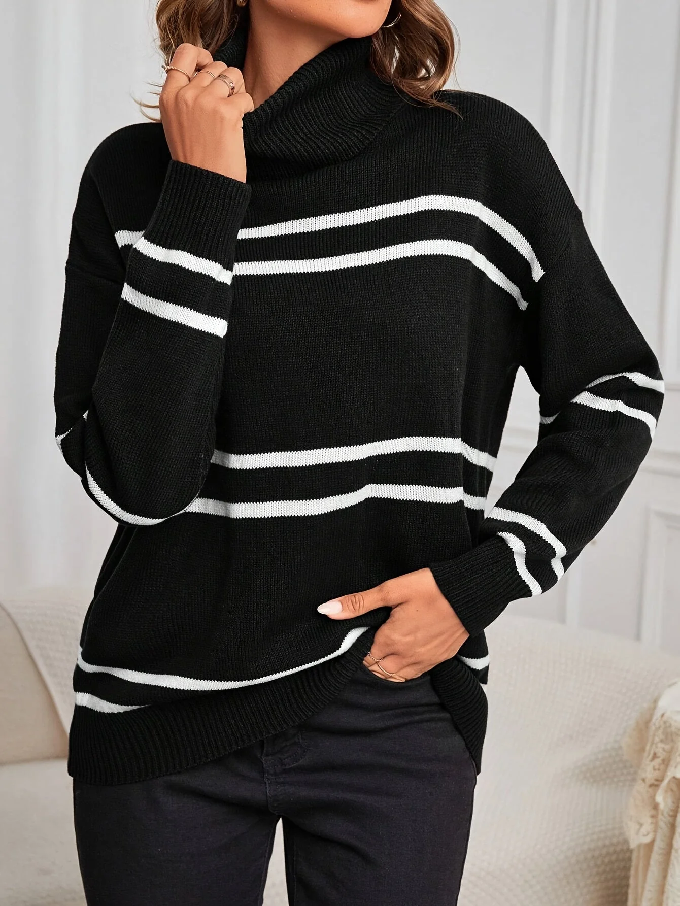Thea – Sweter z Wysokim Kołnierzem w Paski - Image 8